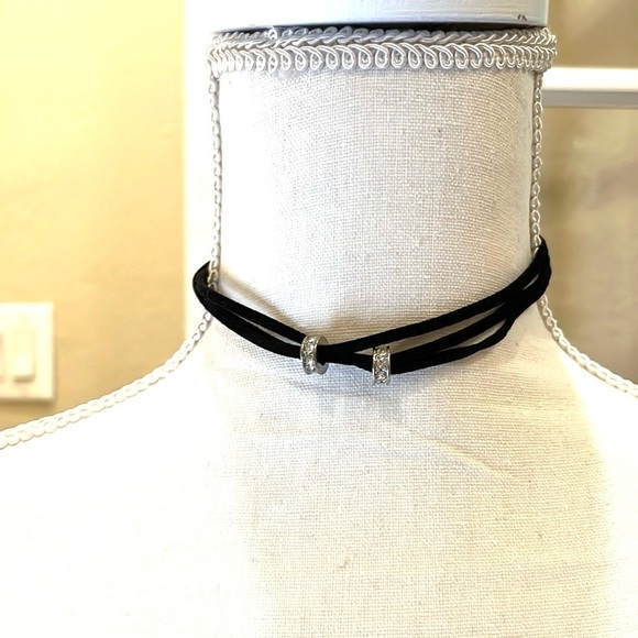 Guess Choker necklace 3 black leather strands. 2 center charms with rhinestones - Picture 1 of 11